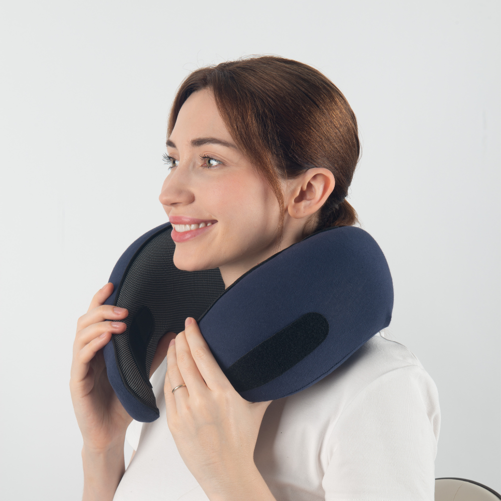 "Cuscino da viaggio unisex comodo e compatto, colore rosa, design ergonomico per supporto collo, ideale per viaggi lunghi."
