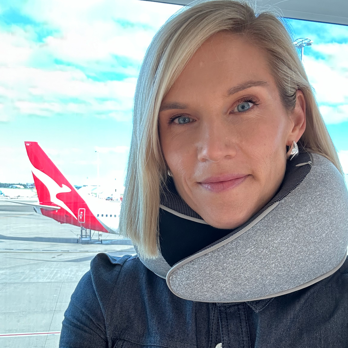 "Cuscino da viaggio unisex comodo e compatto, colore rosa, design ergonomico per supporto collo, ideale per viaggi lunghi."