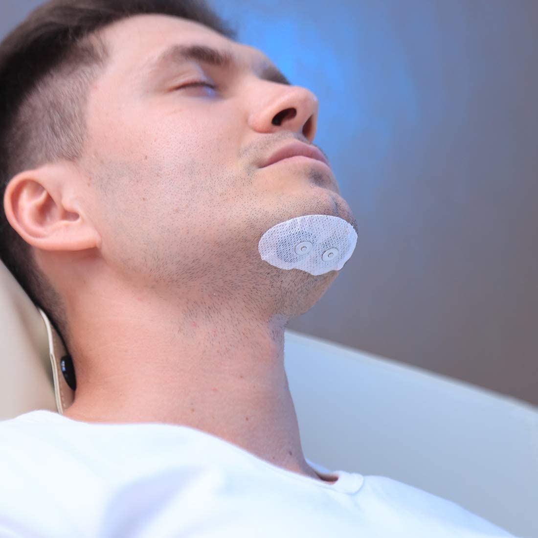 "Dispositivo anti-russamento con elettrostimolazione, design ergonomico, colore bianco e nero, migliora qualità del sonno."