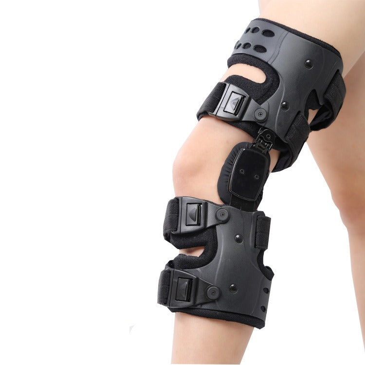"Fascia ginocchio regolabile nera con chiusure veloci, design moderno per stabilità e sollievo dal dolore articolare."