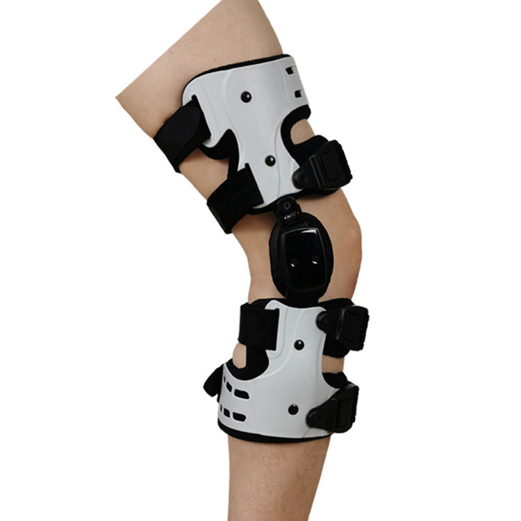 "Fascia ginocchio regolabile nera con chiusure veloci, design moderno per stabilità e sollievo dal dolore articolare."