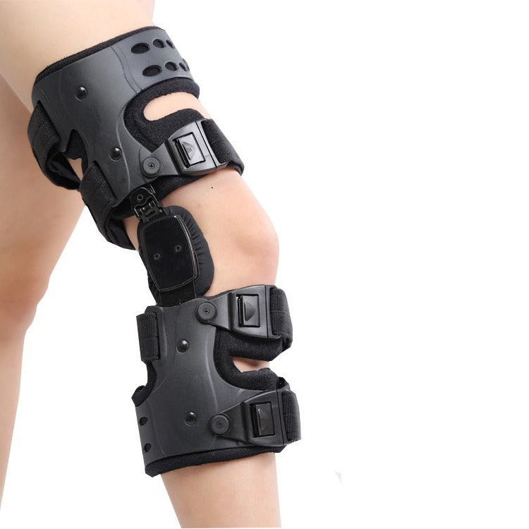 "Fascia ginocchio regolabile nera con chiusure veloci, design moderno per stabilità e sollievo dal dolore articolare."
