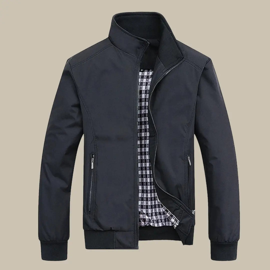 "Giacca antivento uomo multistagione verde, design elegante e moderno, colletto attillato, look casual sofisticato."