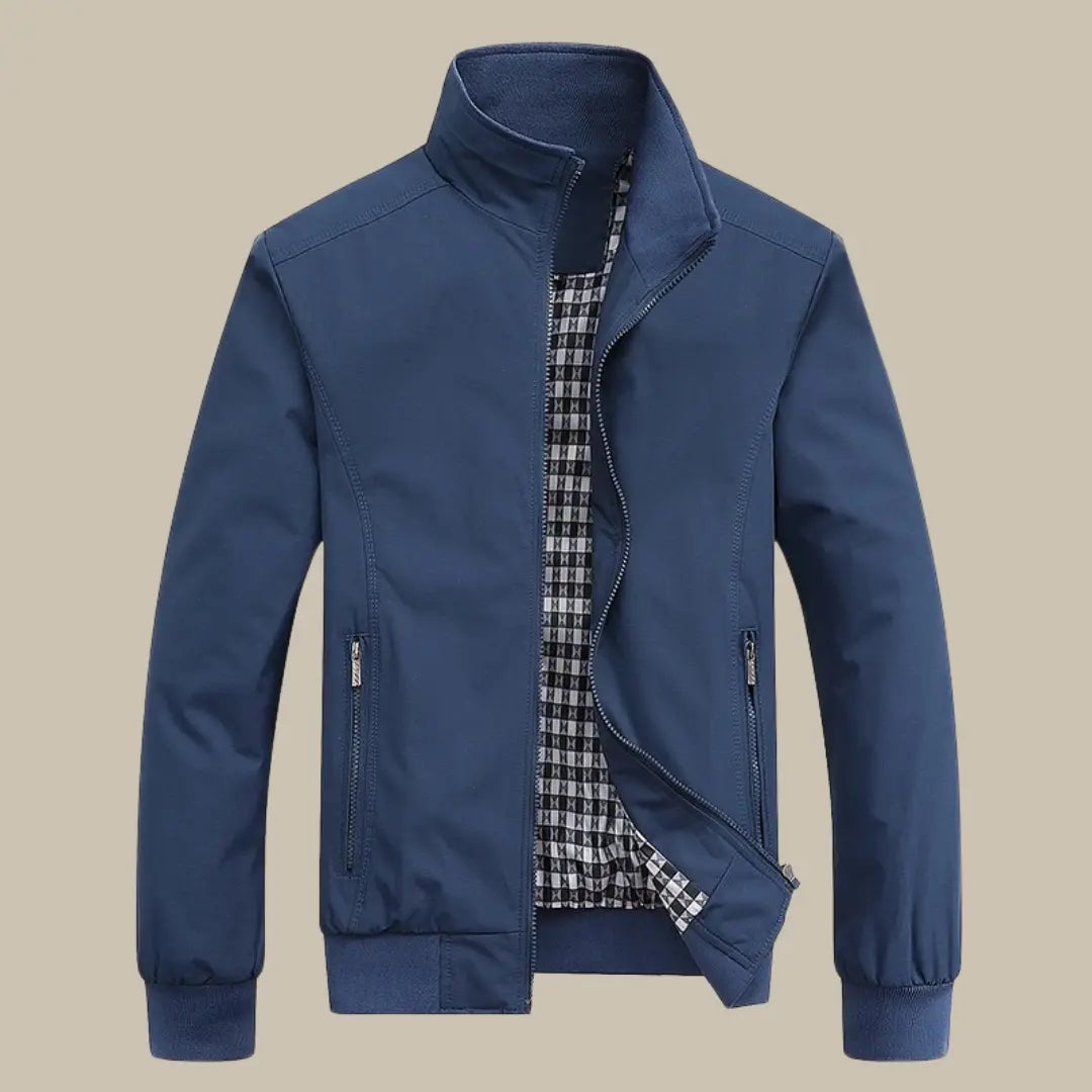 "Giacca antivento uomo multistagione verde, design elegante e moderno, colletto attillato, look casual sofisticato."