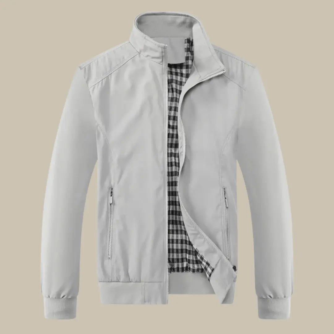 "Giacca antivento uomo multistagione verde, design elegante e moderno, colletto attillato, look casual sofisticato."