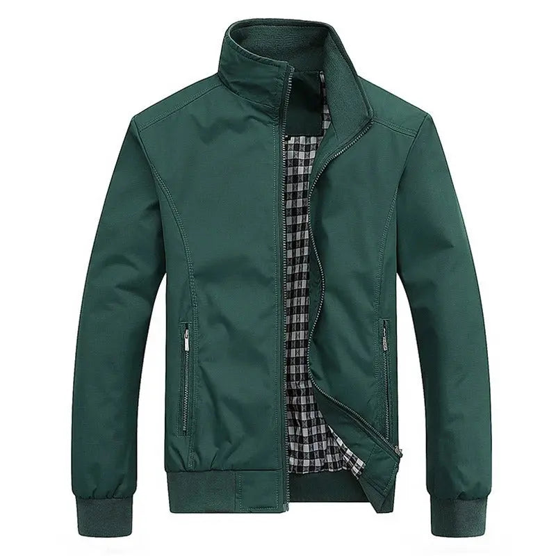 "Giacca antivento uomo multistagione verde, design elegante e moderno, colletto attillato, look casual sofisticato."