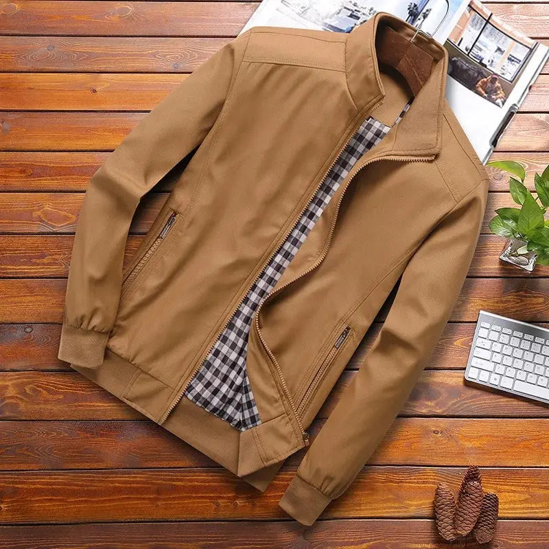 "Giacca antivento uomo multistagione verde, design elegante e moderno, colletto attillato, look casual sofisticato."
