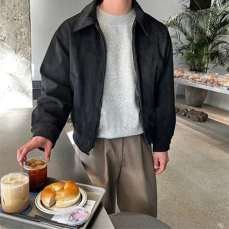 "Giacca Autunnale Vintage in pelle marrone per uomo, design classico elegante, ideale per l'autunno, dettaglio frontale."