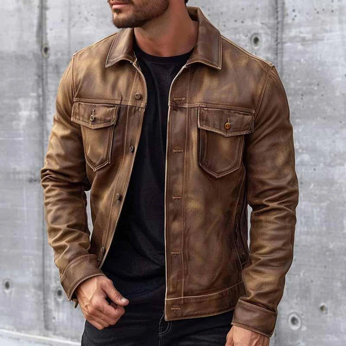 "Giacca da uomo in pelle marrone con chiusura a bottoni, stile vintage, colletto girevole e tasche multiple per eleganza."