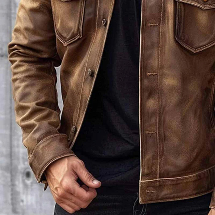 "Giacca da uomo in pelle marrone con chiusura a bottoni, stile vintage, colletto girevole e tasche multiple per eleganza."