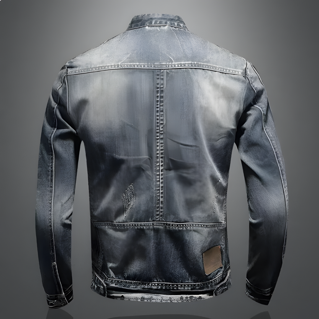 "Giacca denim da uomo stile biker con borchie, zip e fibbie. Look audace e moderno, perfetta per outfit casual."