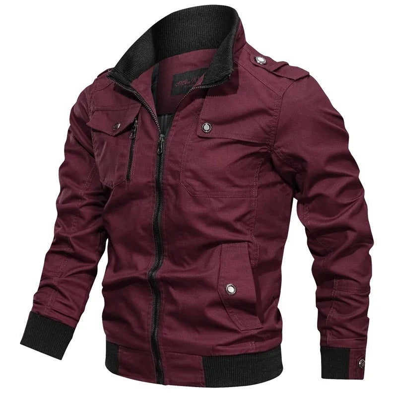 "Giacca estiva da moto uomo leggera, design grintoso, colore rosso, traspirante, perfetta per guida estiva su due ruote."