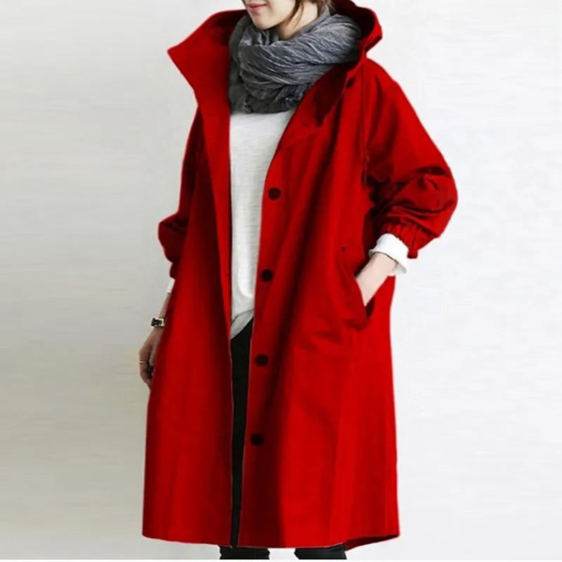 "Giacca estiva donna, vista frontale, colore chiaro, silhouette snella, dettagli eleganti, design versatile, comfort ottimale