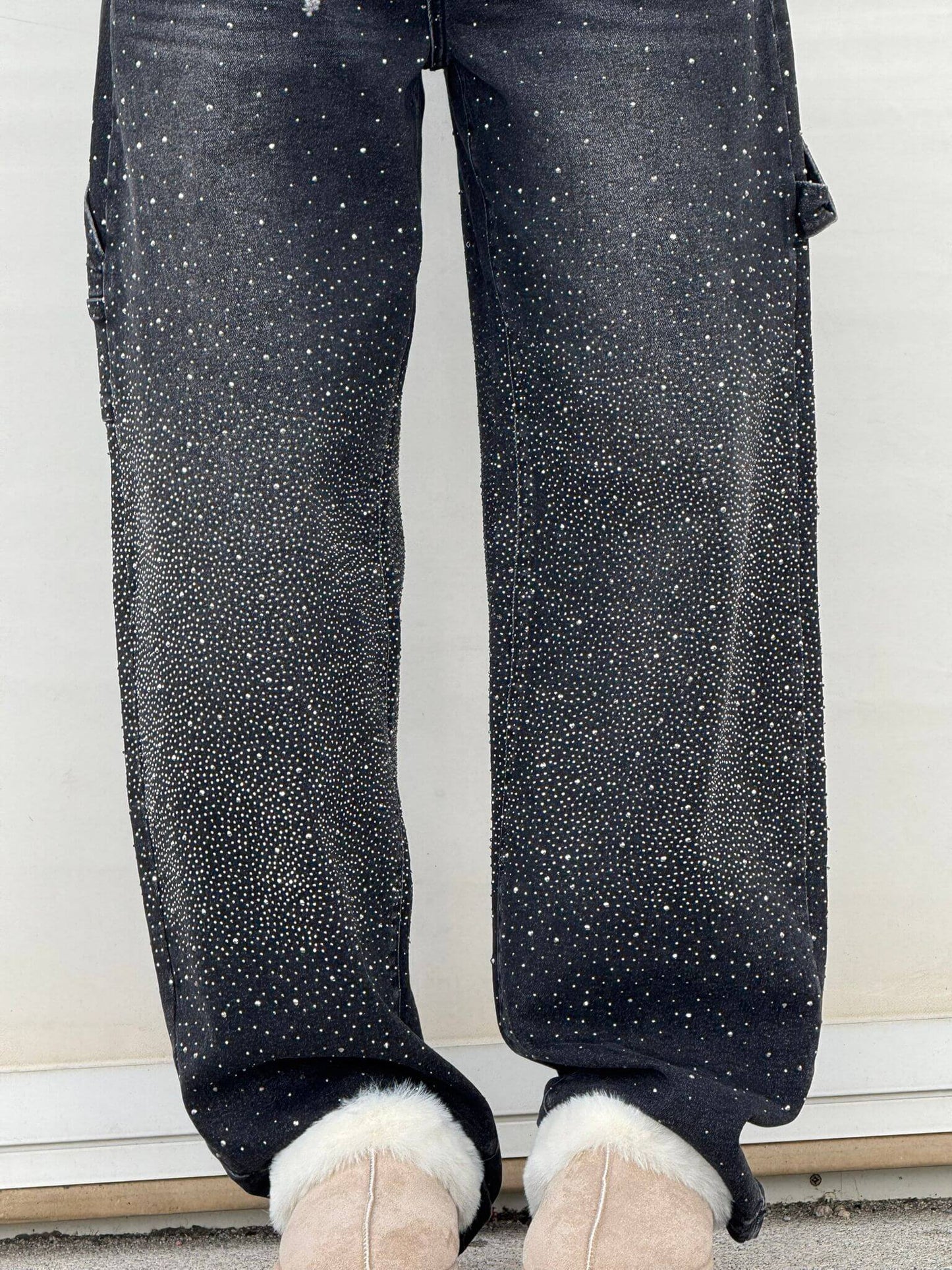 "Jeans donna baggy, dettagli brillanti, denim blu scuro, gambe larghe, chiusura zip e bottone, look casual ed elegante."