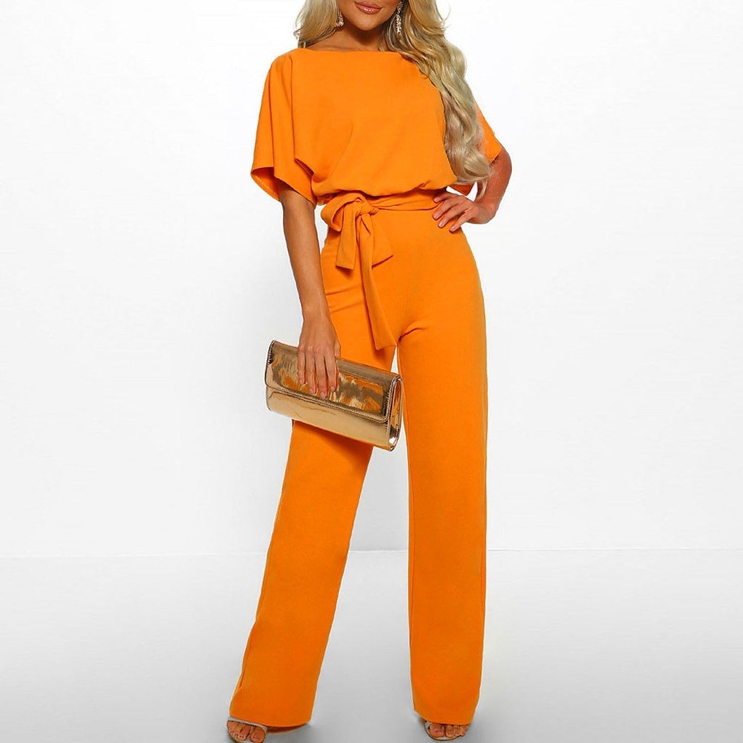 "Jumpsuit donna elegante beige con cintura, design chic e sofisticato, perfetta per eventi formali o casual."