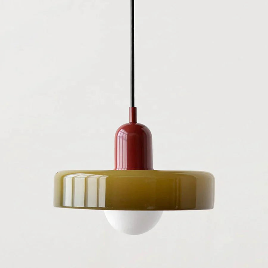 "Lampada a sospensione in vetro trasparente con design minimalista, emette luce soffusa, ideale per interni eleganti."