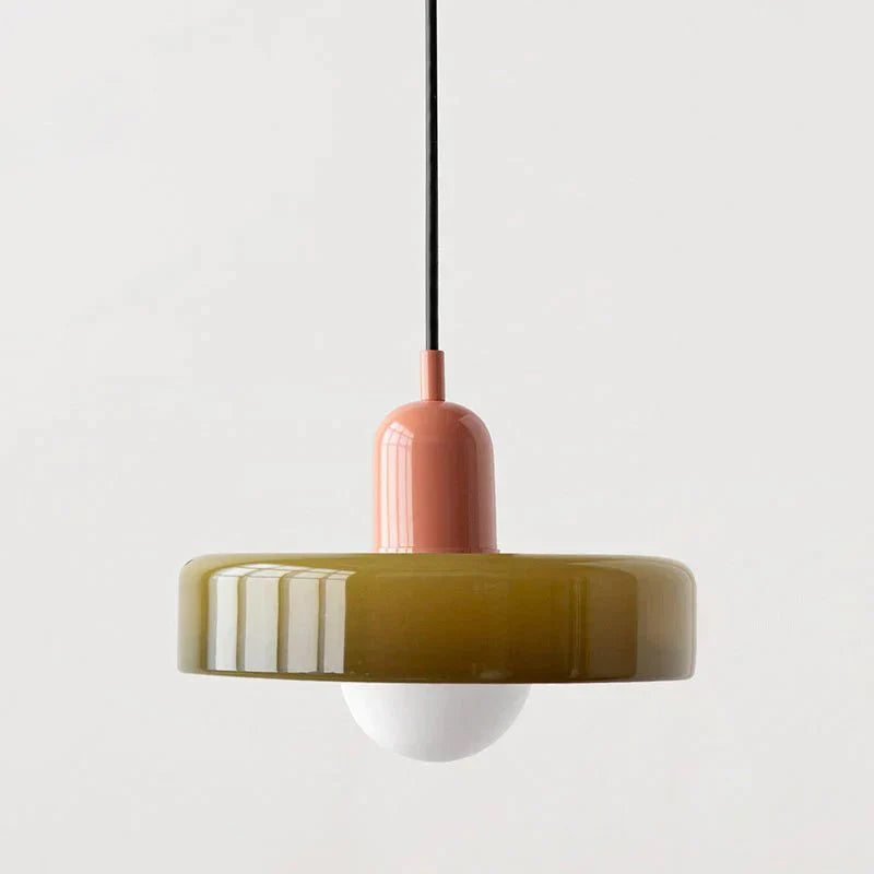 "Lampada a sospensione in vetro trasparente con design minimalista, emette luce soffusa, ideale per interni eleganti."