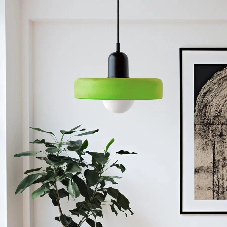"Lampada a sospensione in vetro trasparente con design minimalista, emette luce soffusa, ideale per interni eleganti."
