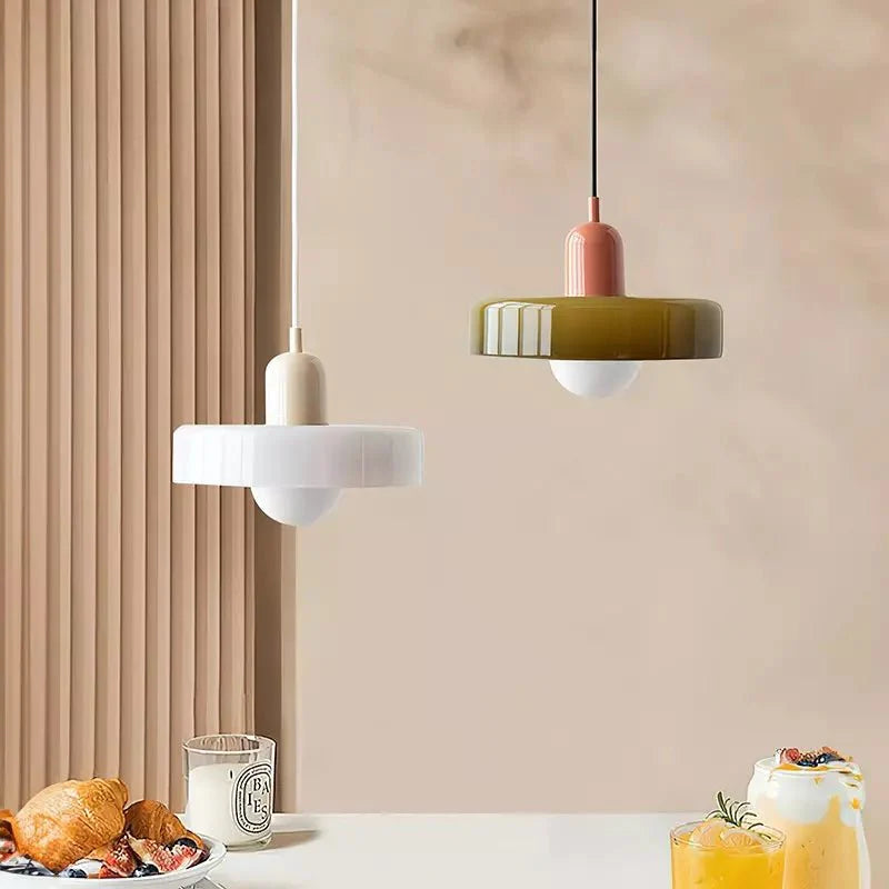 "Lampada a sospensione in vetro trasparente con design minimalista, emette luce soffusa, ideale per interni eleganti."