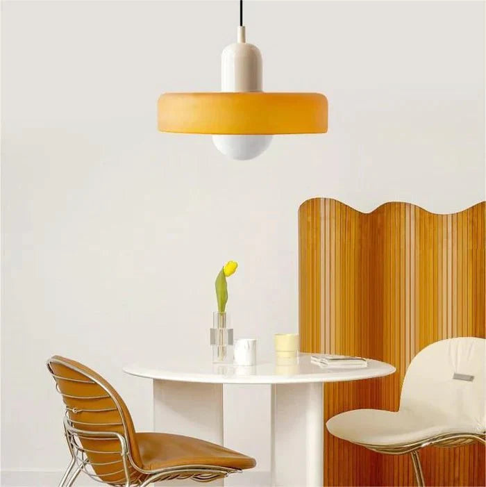 "Lampada a sospensione in vetro trasparente con design minimalista, emette luce soffusa, ideale per interni eleganti."