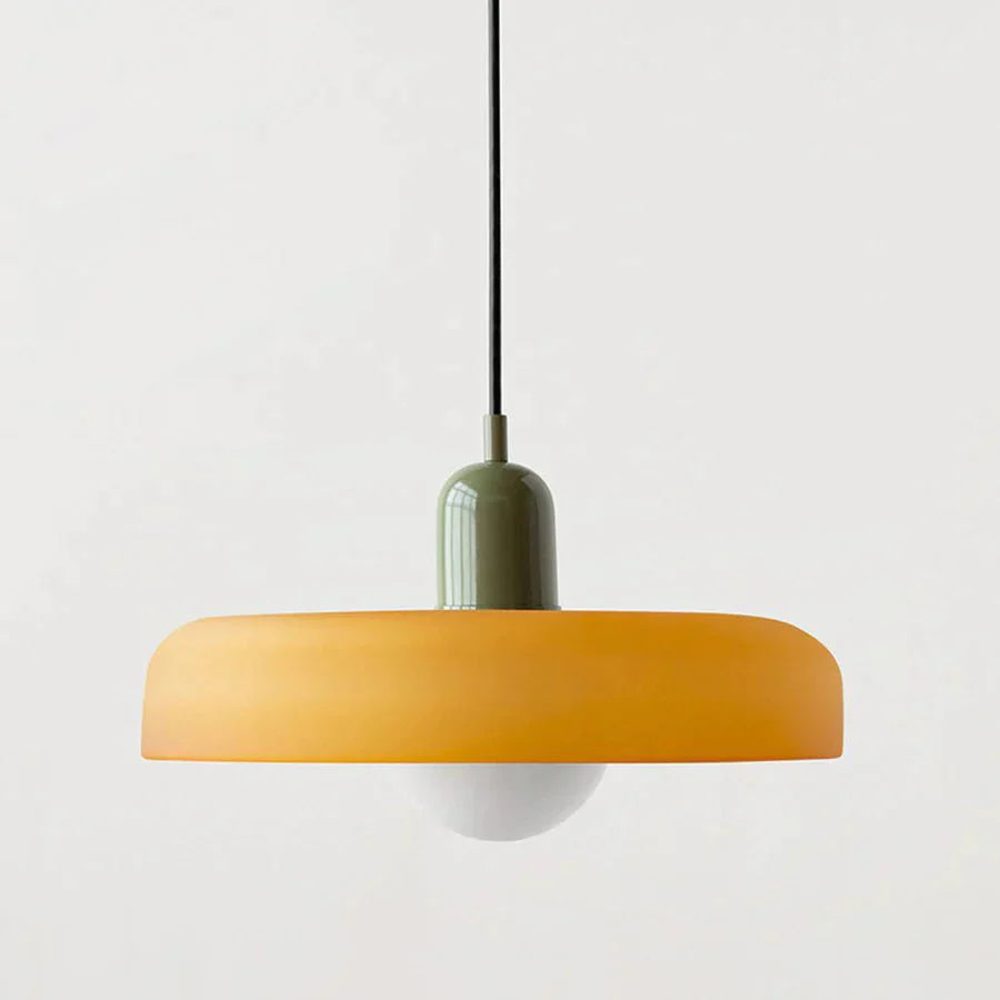 "Lampada a sospensione in vetro trasparente con design minimalista, emette luce soffusa, ideale per interni eleganti."
