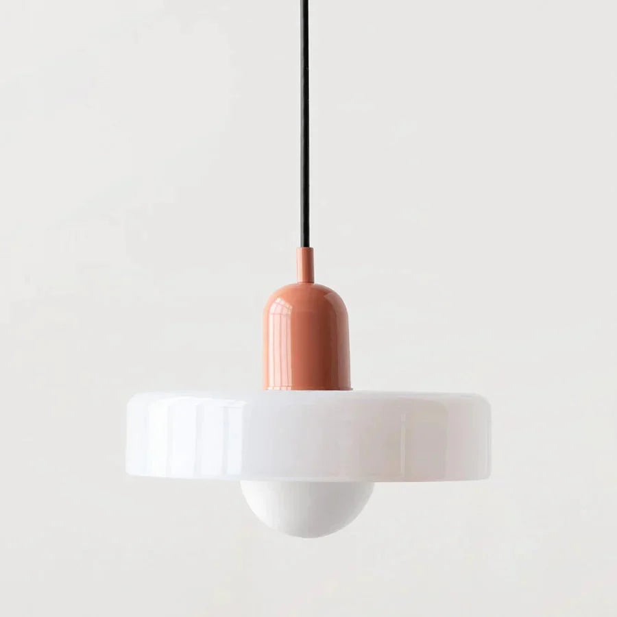 "Lampada a sospensione in vetro trasparente con design minimalista, emette luce soffusa, ideale per interni eleganti."