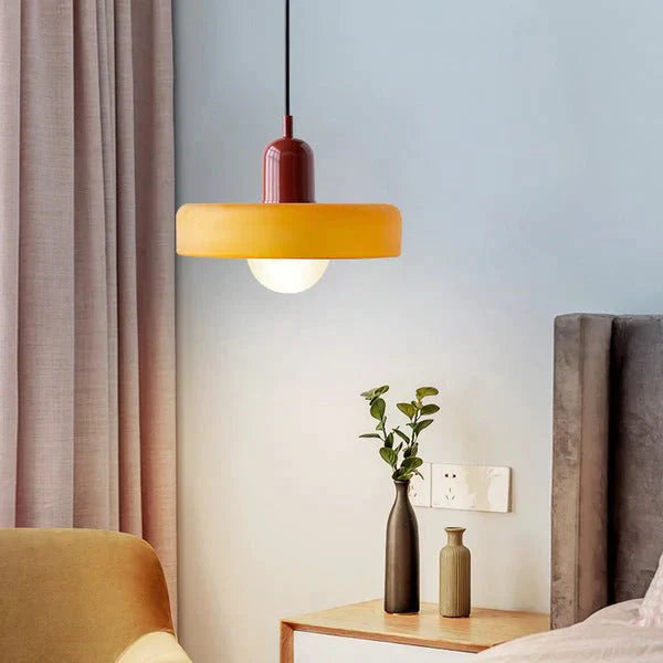 "Lampada a sospensione in vetro trasparente con design minimalista, emette luce soffusa, ideale per interni eleganti."