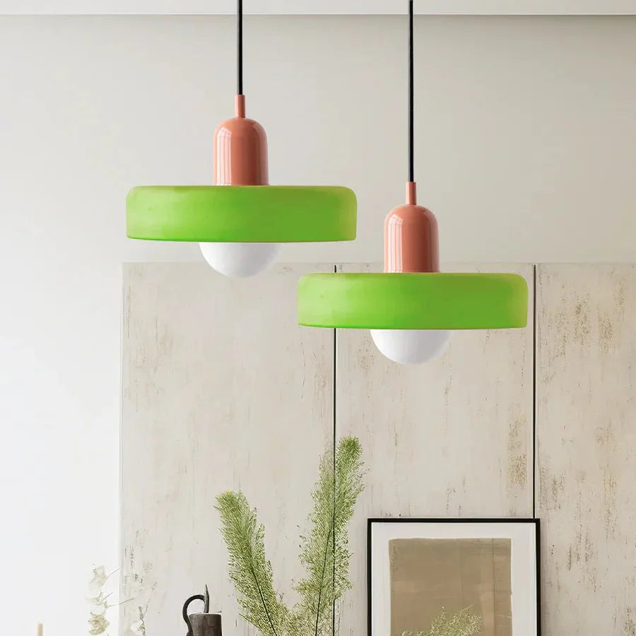"Lampada a sospensione in vetro trasparente con design minimalista, emette luce soffusa, ideale per interni eleganti."