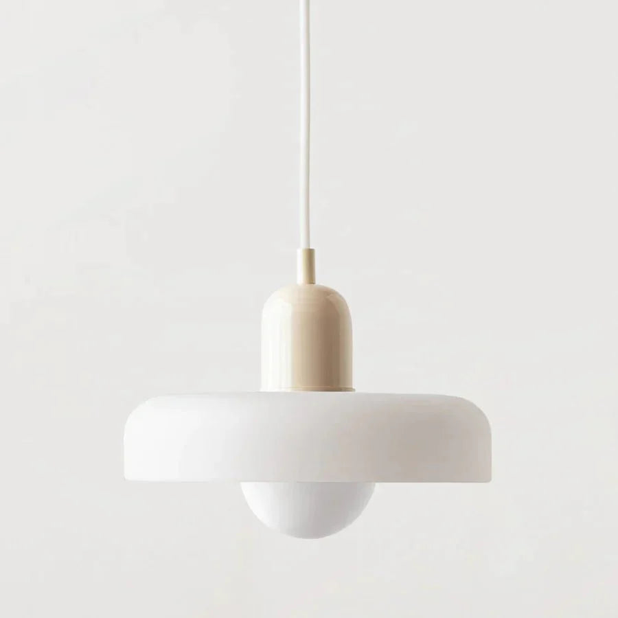 "Lampada a sospensione in vetro trasparente con design minimalista, emette luce soffusa, ideale per interni eleganti."