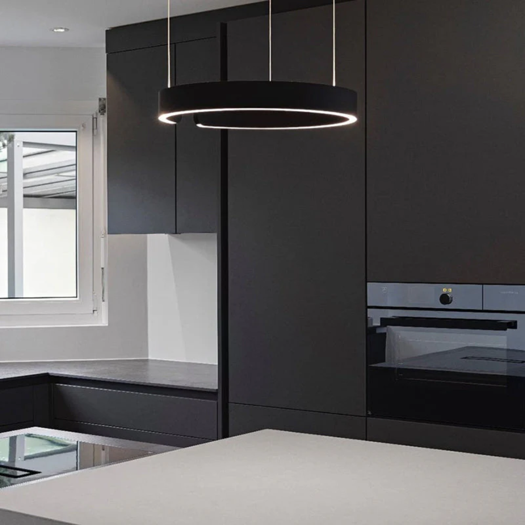 "Lampada a sospensione LED circolare moderna, design elegante, montaggio a soffitto, finitura oro, bianco, nero e oro rosa."