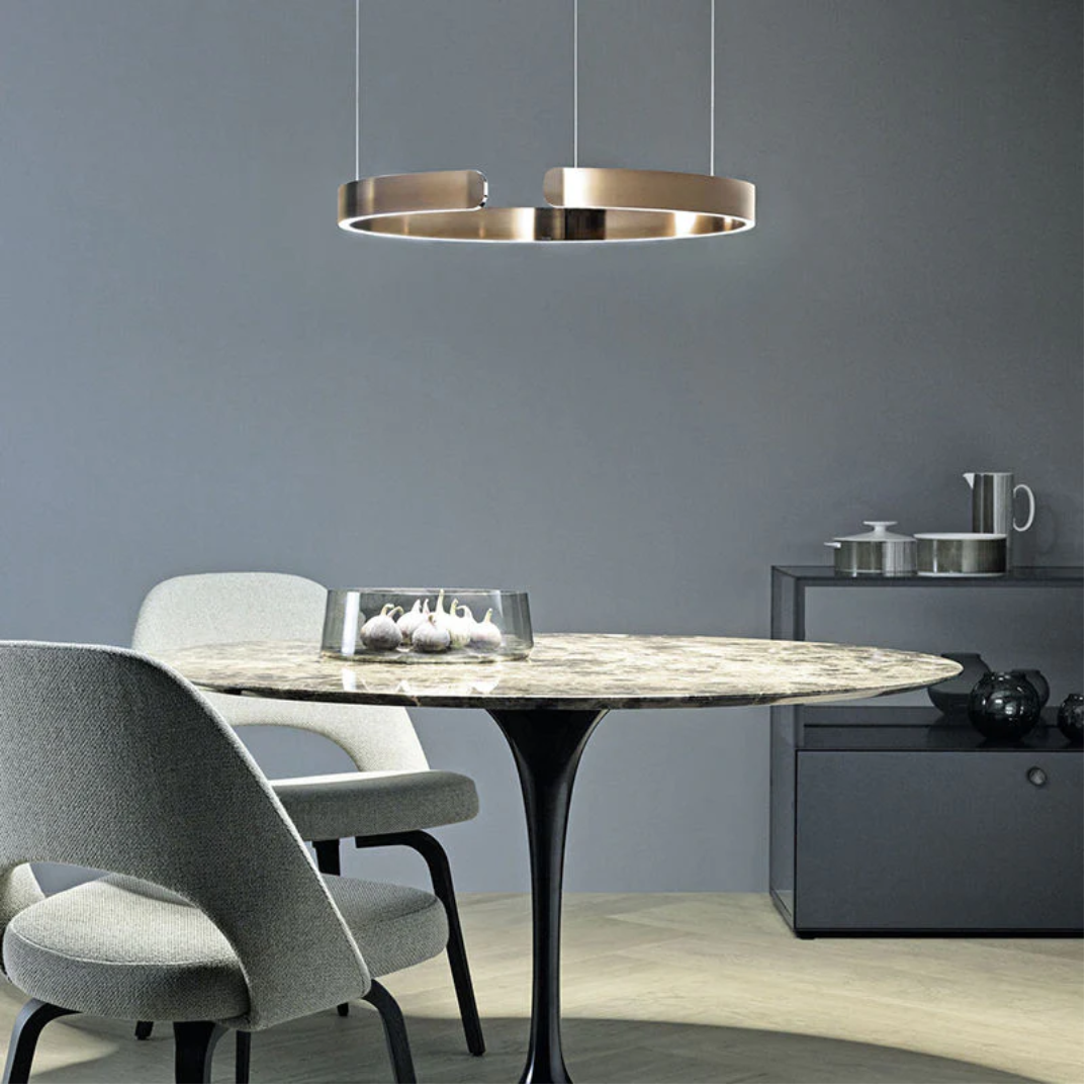 "Lampada a sospensione LED circolare moderna, design elegante, montaggio a soffitto, finitura oro, bianco, nero e oro rosa."