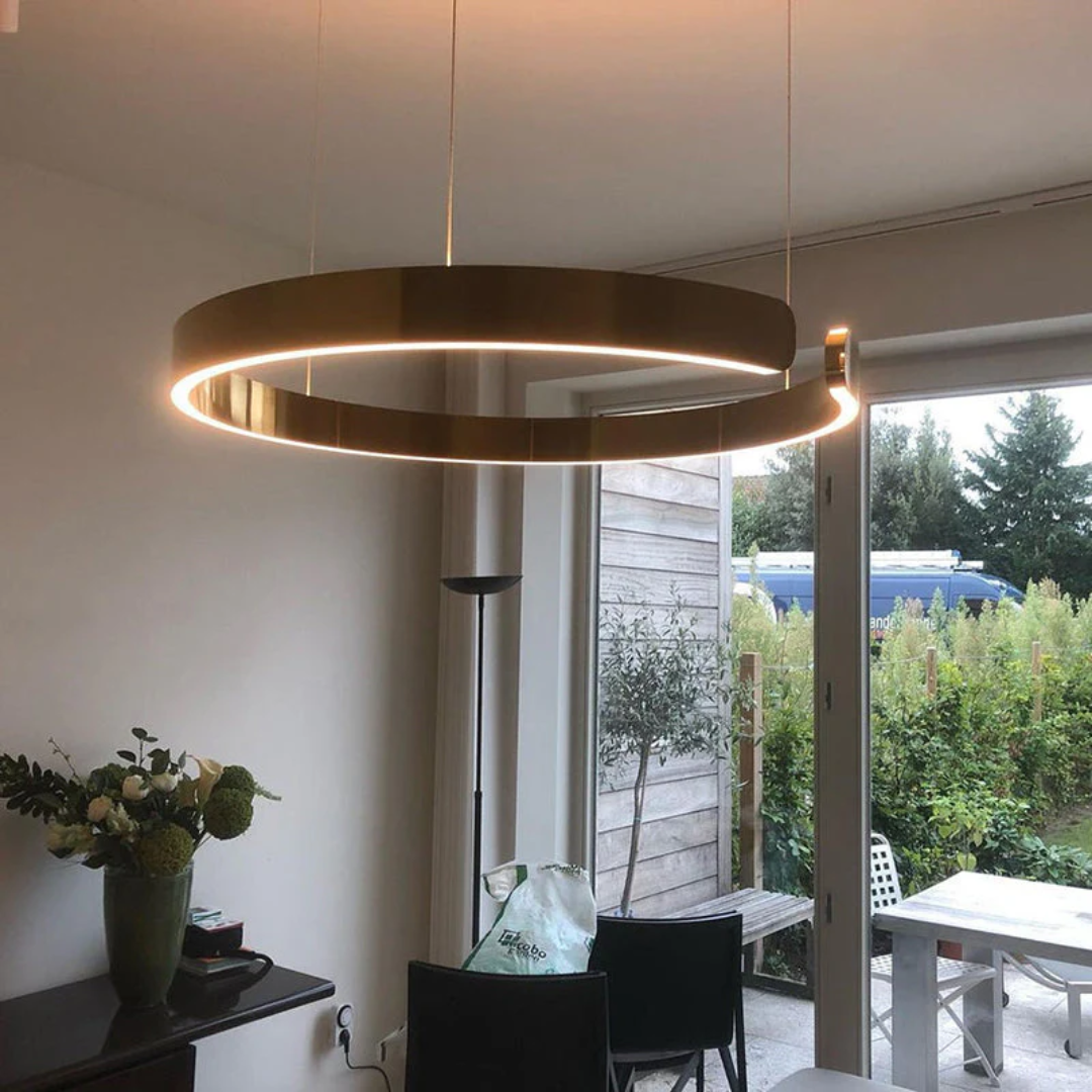 "Lampada a sospensione LED circolare moderna, design elegante, montaggio a soffitto, finitura oro, bianco, nero e oro rosa."