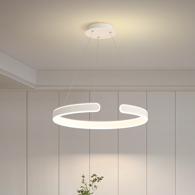 "Lampada a sospensione LED circolare moderna, design elegante, montaggio a soffitto, finitura oro, bianco, nero e oro rosa."
