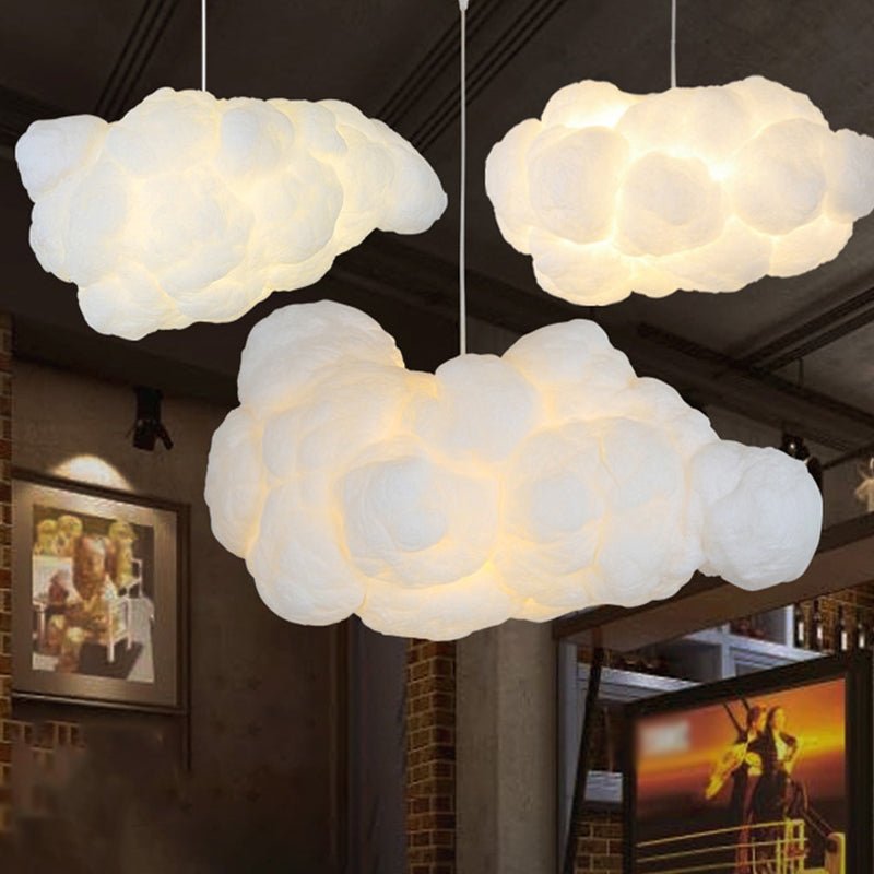 "Lampada a sospensione nuvola bianca moderna, luce soffusa, design elegante per interni contemporanei."