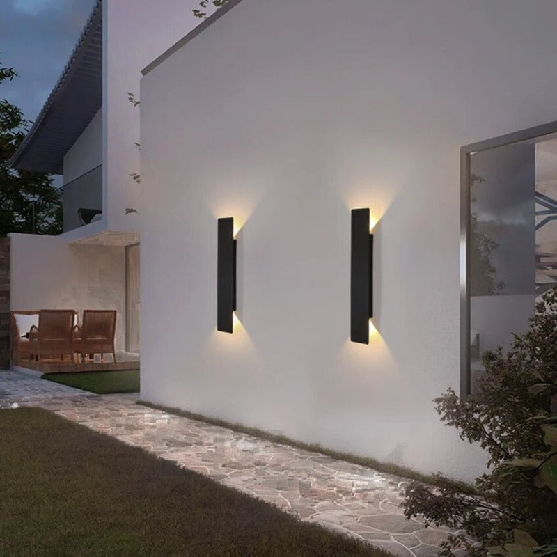 "Lampada da esterno moderna nero-bianca minimalista, per giardino e terrazza, alta resistenza agli agenti atmosferici."