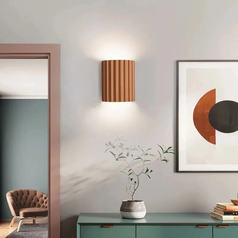 "Lampada da parete moderna in resina con luce LED soffusa, design minimalista; illumina soggiorni e camere da letto."