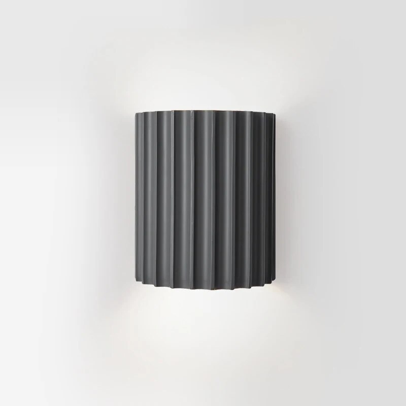 "Lampada da parete moderna in resina con luce LED soffusa, design minimalista; illumina soggiorni e camere da letto."