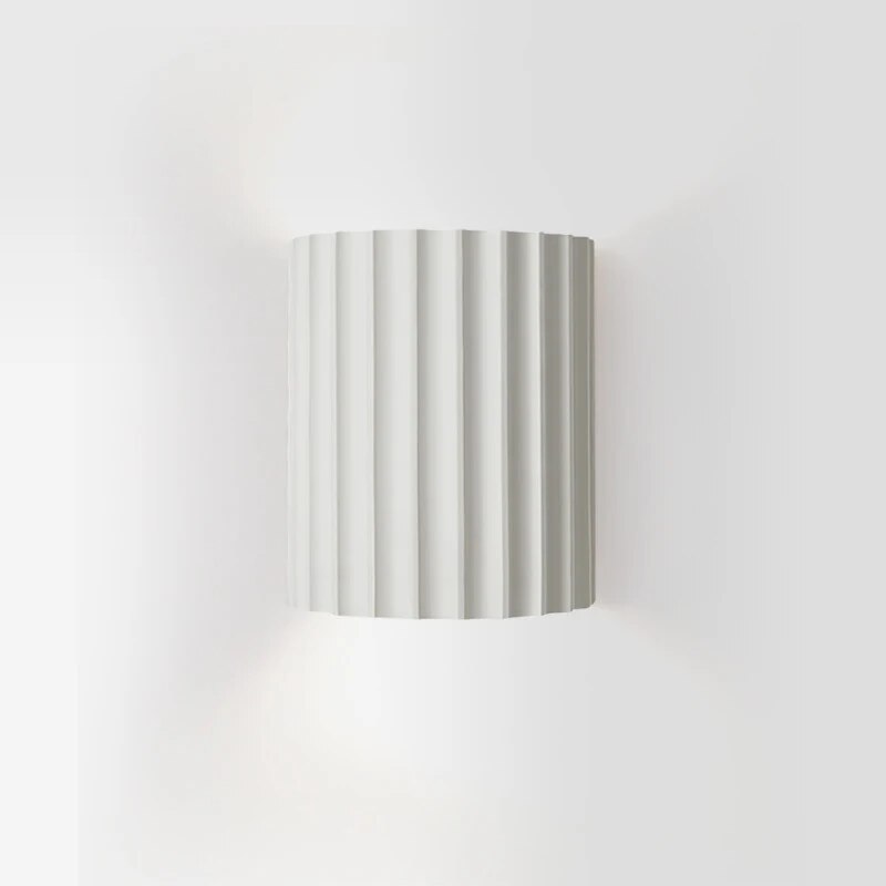 "Lampada da parete moderna in resina con luce LED soffusa, design minimalista; illumina soggiorni e camere da letto."