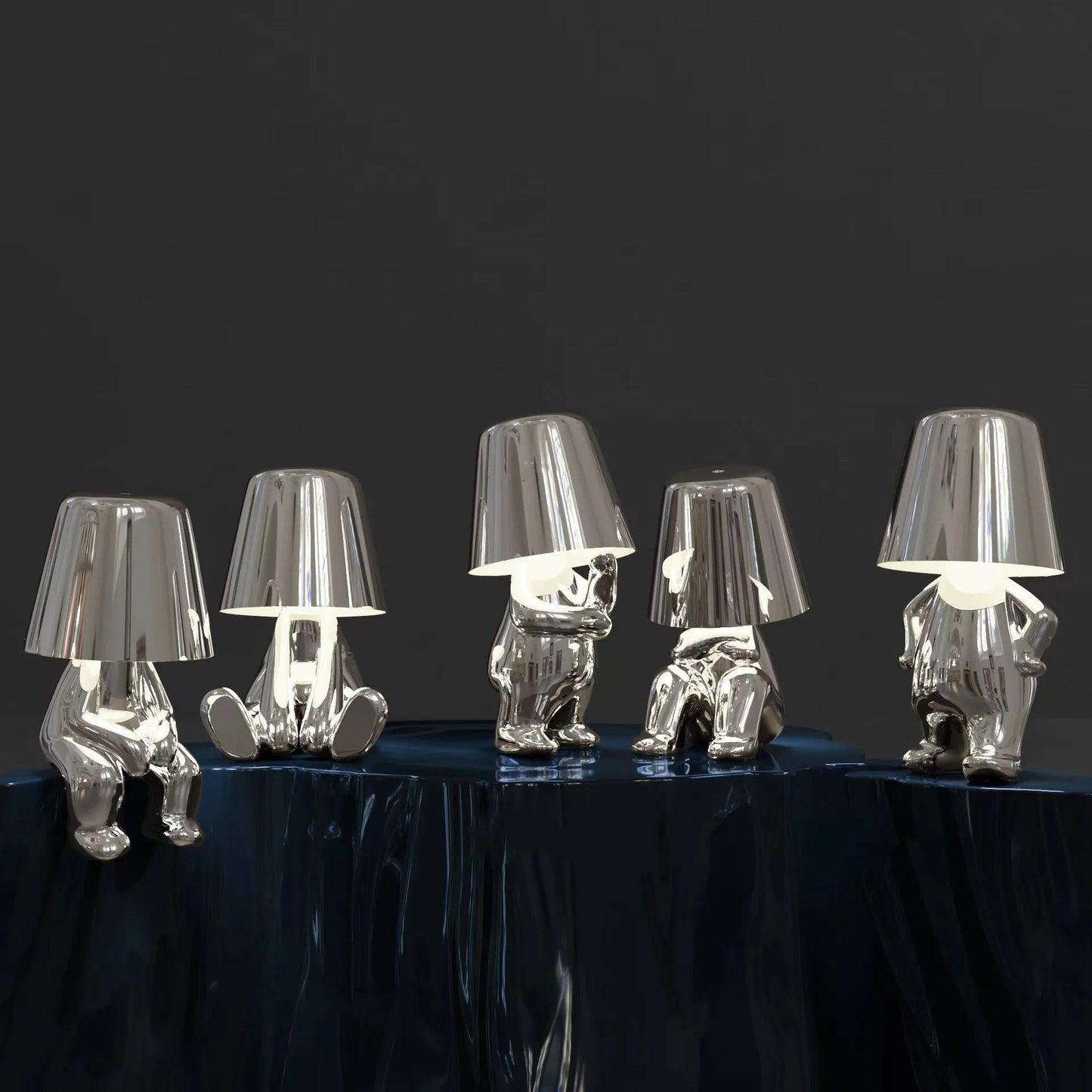 "Lampada da tavolo Lucerna in metallo bianco, design sottile ed elegante, illuminazione LED regolabile, ideale per ufficio."