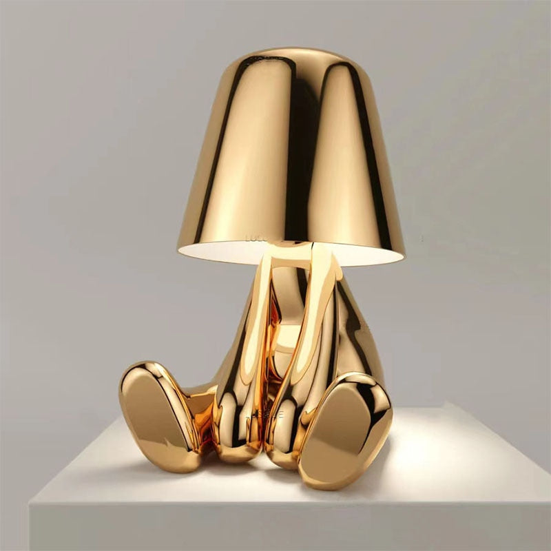 "Lampada da tavolo Lucerna in metallo bianco, design sottile ed elegante, illuminazione LED regolabile, ideale per ufficio."