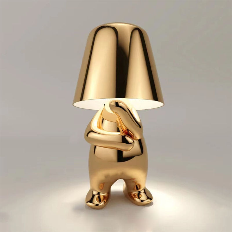 "Lampada da tavolo Lucerna in metallo bianco, design sottile ed elegante, illuminazione LED regolabile, ideale per ufficio."
