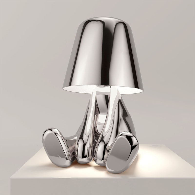 "Lampada da tavolo Lucerna in metallo bianco, design sottile ed elegante, illuminazione LED regolabile, ideale per ufficio."