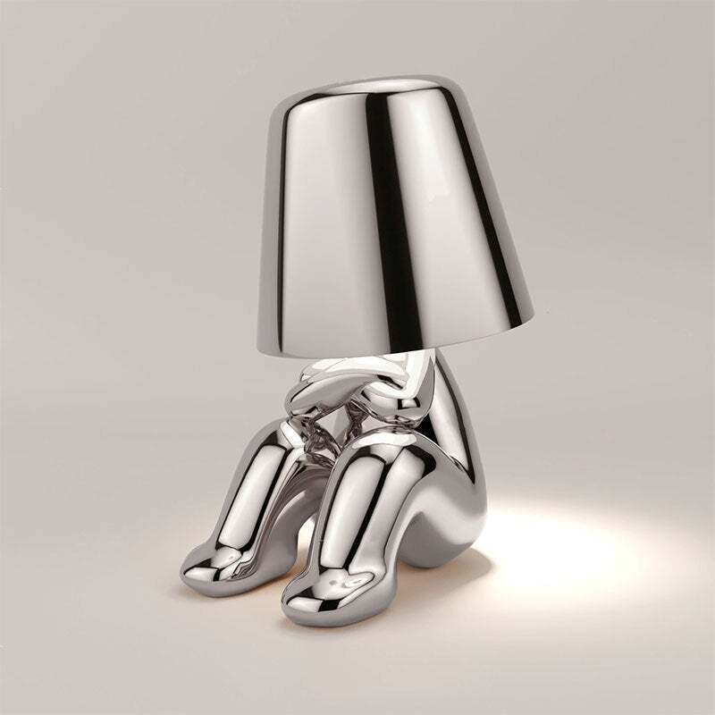 "Lampada da tavolo Lucerna in metallo bianco, design sottile ed elegante, illuminazione LED regolabile, ideale per ufficio."