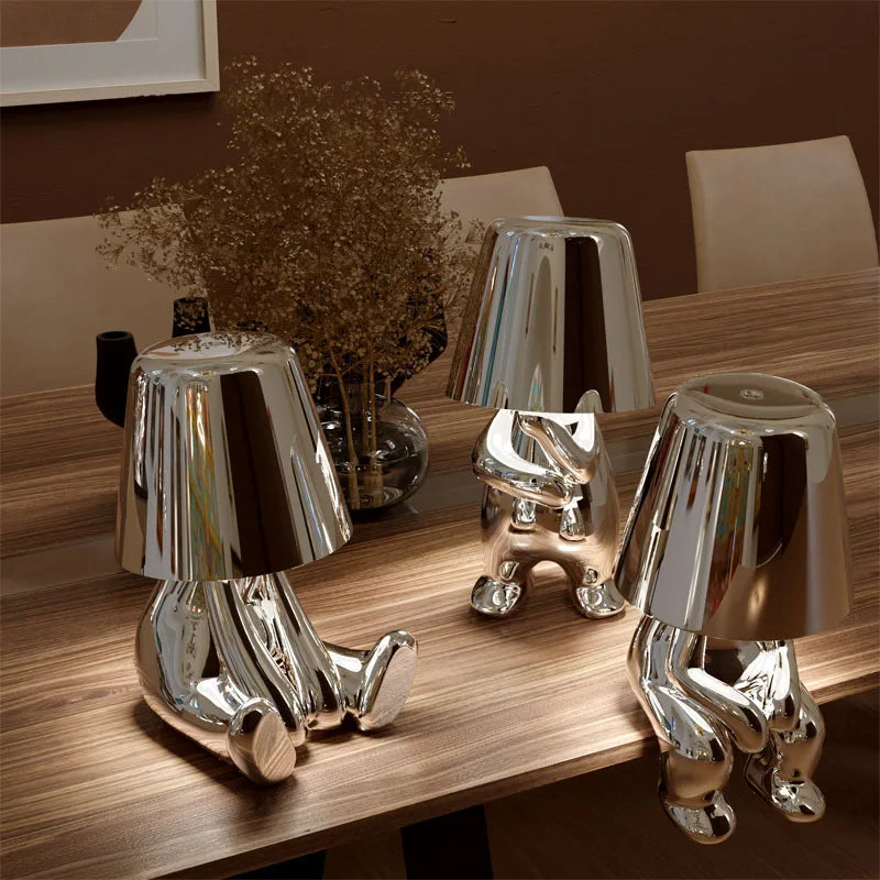 "Lampada da tavolo Lucerna in metallo bianco, design sottile ed elegante, illuminazione LED regolabile, ideale per ufficio."
