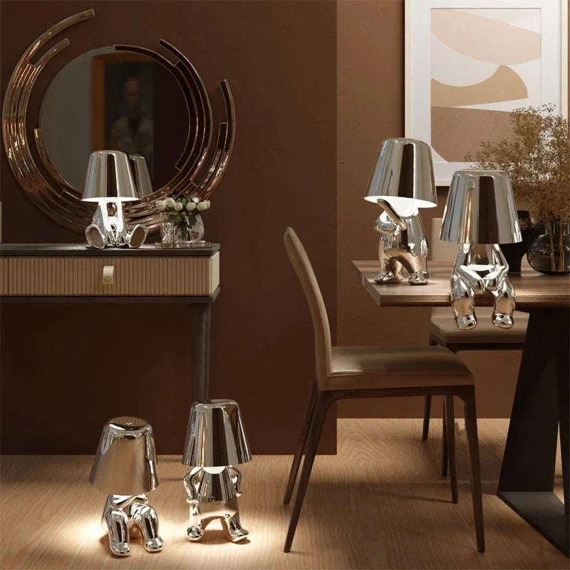 "Lampada da tavolo Lucerna in metallo bianco, design sottile ed elegante, illuminazione LED regolabile, ideale per ufficio."