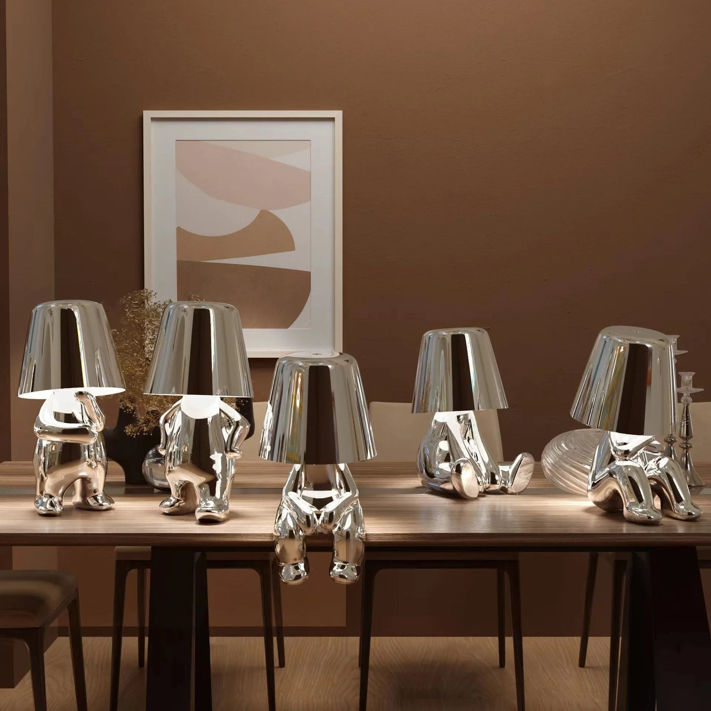 "Lampada da tavolo Lucerna in metallo bianco, design sottile ed elegante, illuminazione LED regolabile, ideale per ufficio."