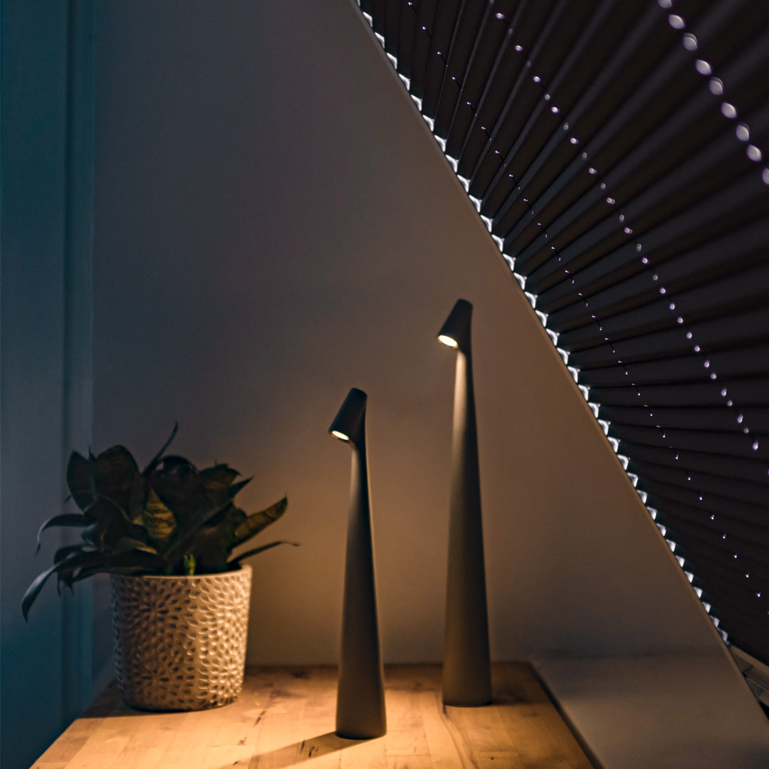 "Lampada da tavolo moderna ricaricabile, struttura snella in metallo, luce LED regolabile, colori: nero, marrone, grigio, ros