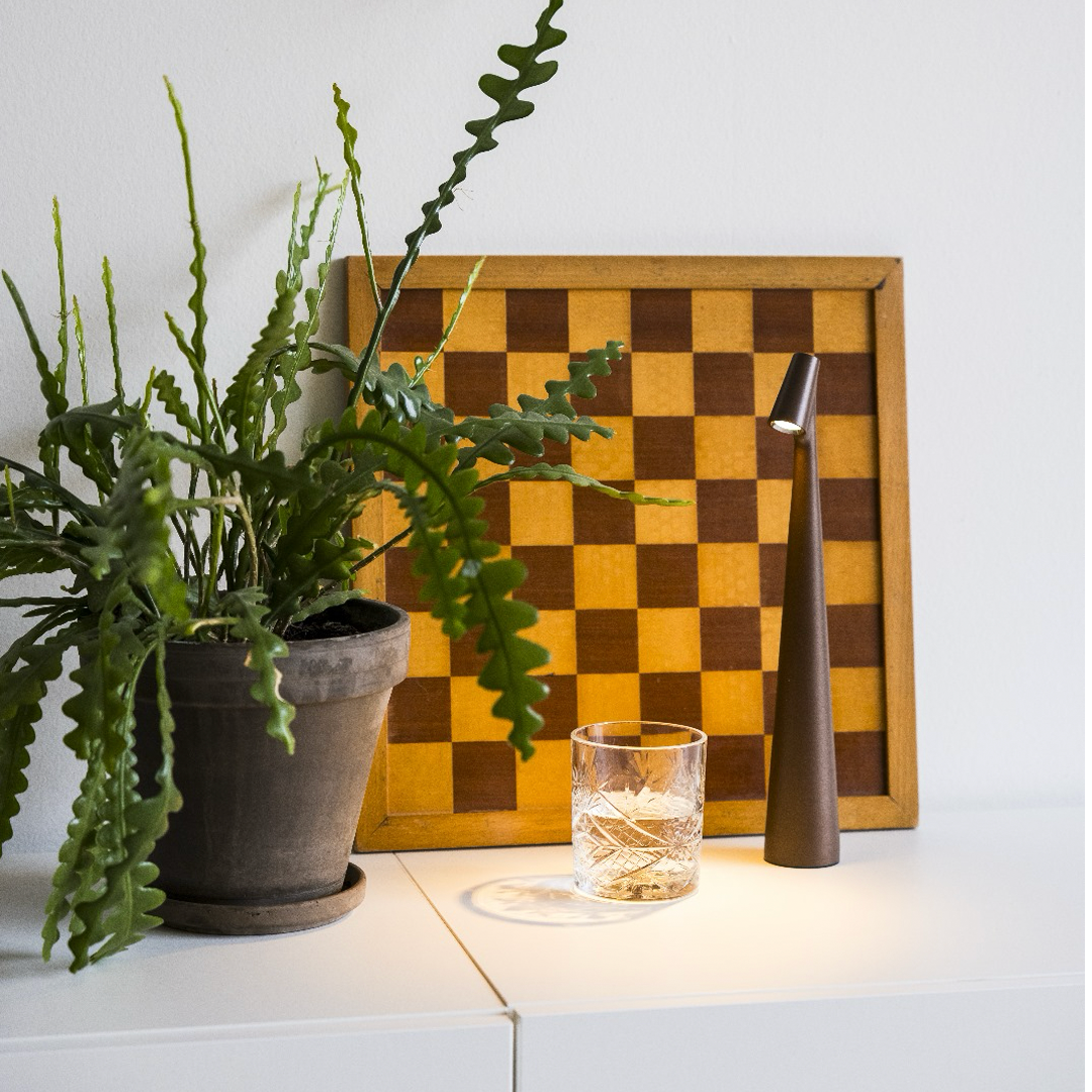 "Lampada da tavolo moderna ricaricabile, struttura snella in metallo, luce LED regolabile, colori: nero, marrone, grigio, ros
