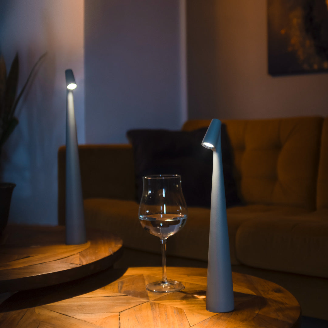 "Lampada da tavolo moderna ricaricabile, struttura snella in metallo, luce LED regolabile, colori: nero, marrone, grigio, ros