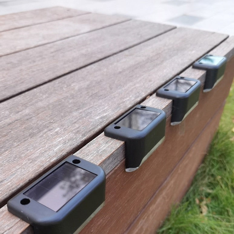 "Lampada solare da giardino LED, luce calda, illumina percorsi e giardini, design elegante e resistente, energia solare."